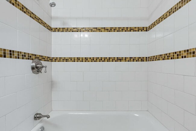 Building Photo - 1780 Roslyn St