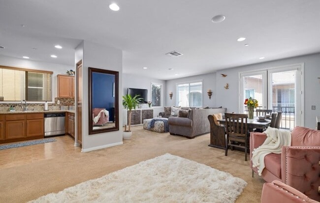 Building Photo - 4 Bed, 4 Bath Home with Solar, A/C, Washer/Dryer and 4 Parking Spaces *$1,000.00 Off One Month's ...