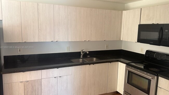 Building Photo - 253 NE 12th Ave