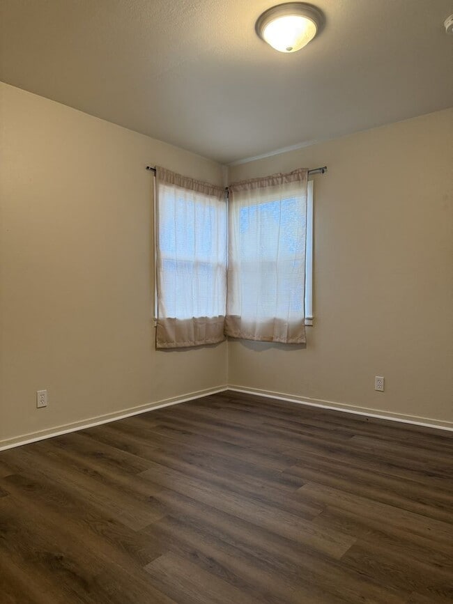 Building Photo - Sweet 2/1 Available NOW!!!