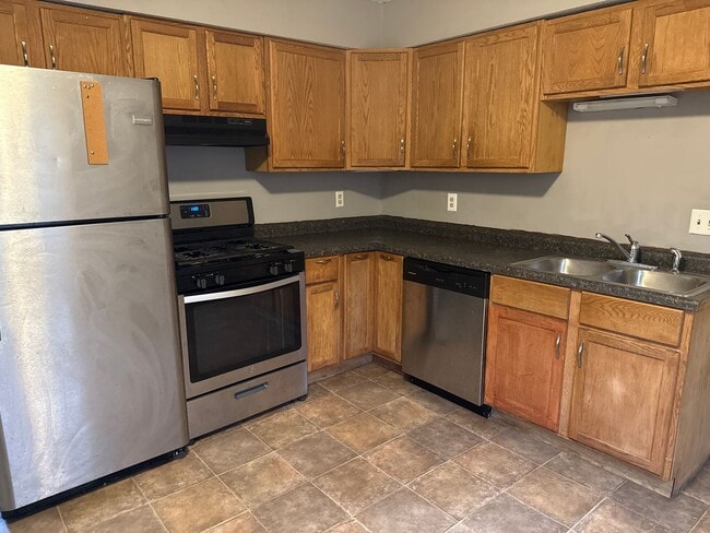 Building Photo - 26/28/30/32 Circle Drive