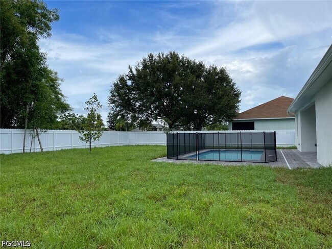 Building Photo - 132 SW 9th Ave