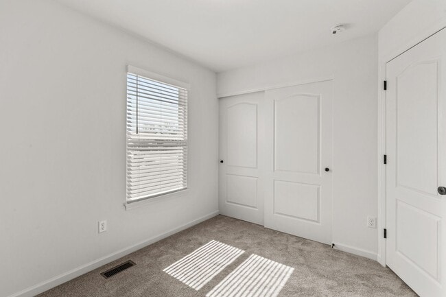 Building Photo - 126 Cardow Dr