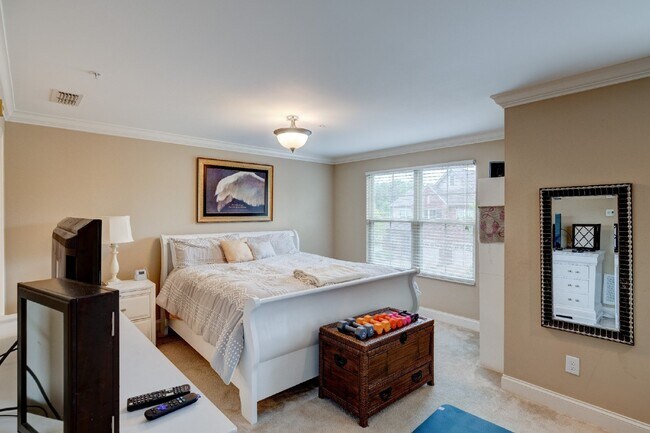Building Photo - Hendersonville Townhome with Garage, Fireplace & Walk-In Closet