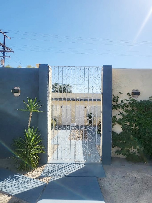 Building Photo - "Chic Palm Springs Retreat: 2BR/2BA"