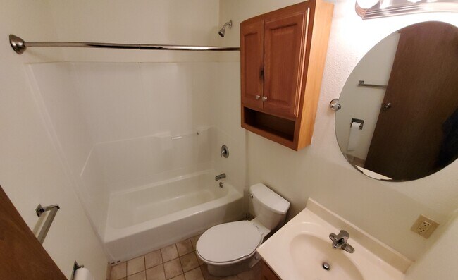 Building Photo - 820 Roberts Ave