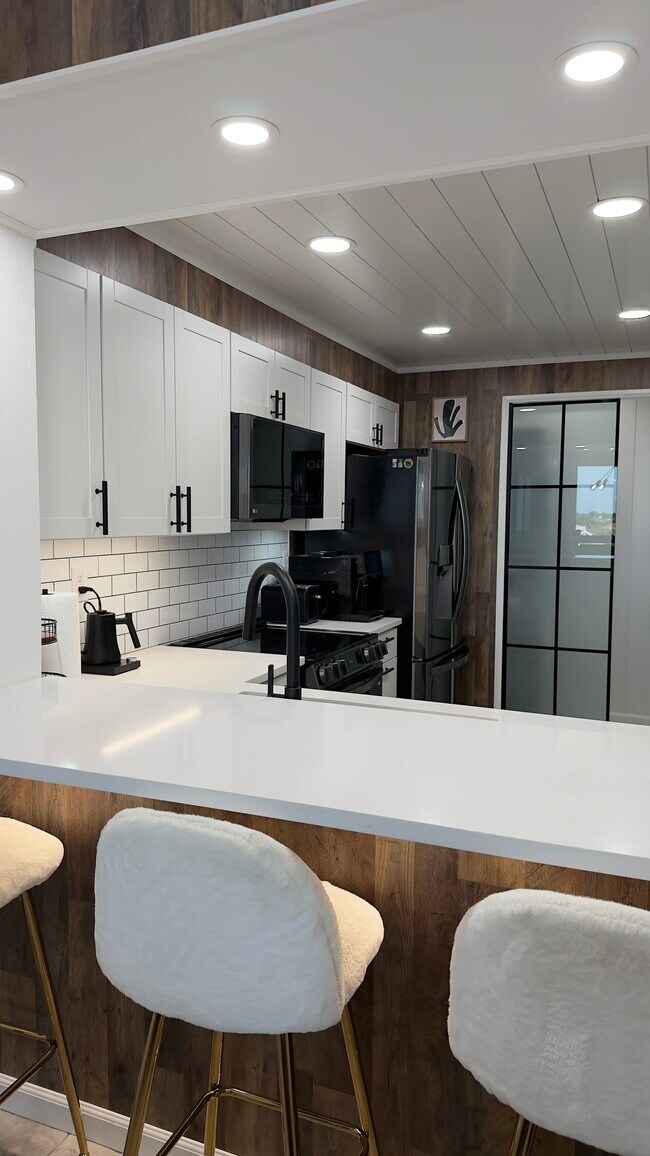 Building Photo - 651 Seaview Ct