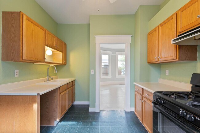 Building Photo - Spacious, light-filled 3-bdrm/2-bath vinta...