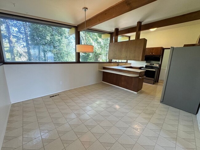 Building Photo - Mid-century modern view 3 bed house on top private drive with view of valley