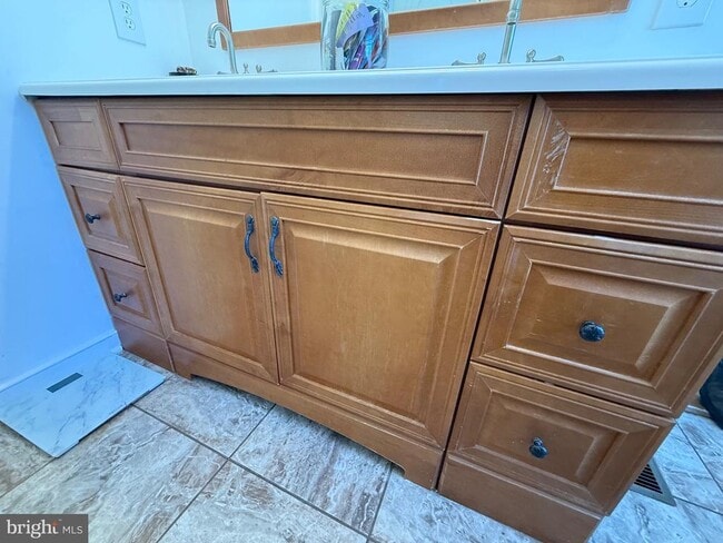 Building Photo - 8 English Oak Cir