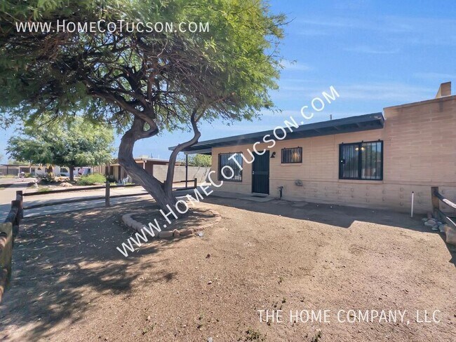 Building Photo - 2349 S Saddleback Ave