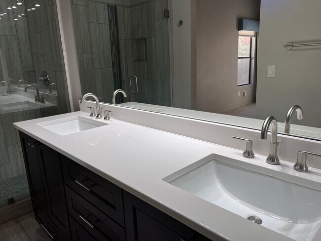 Building Photo - Adorable light and bright! 3Bedroom/2Bath Scottsdale Home!