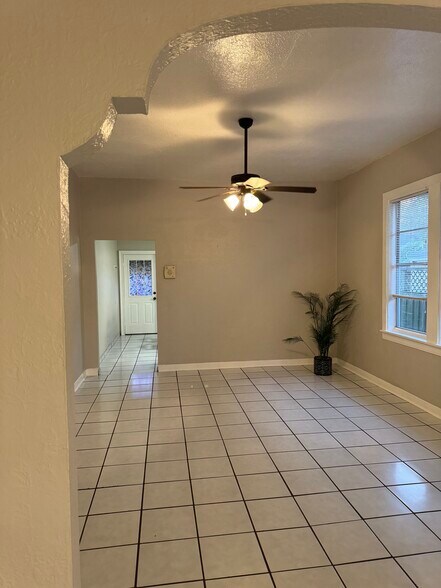 Building Photo - 2221 Corrine St