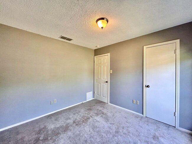 Building Photo - Nice & Cozy 2/BR 1/BA Home with Fenced Yar...