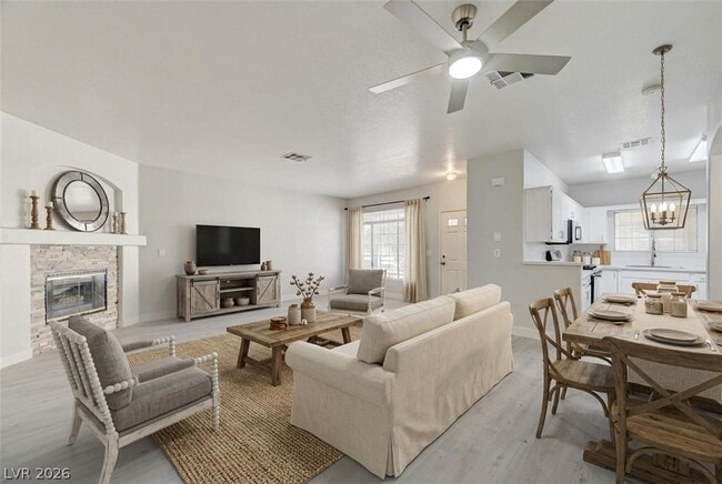 Building Photo - 1900 N Torrey Pines Dr