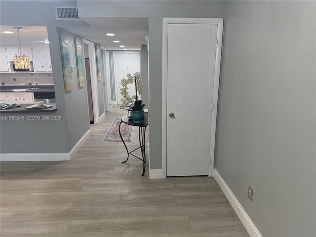 Building Photo - 3962 Inverrary Dr