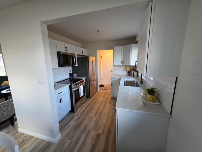 Building Photo - 4 bedroom Rental in Bettendorf