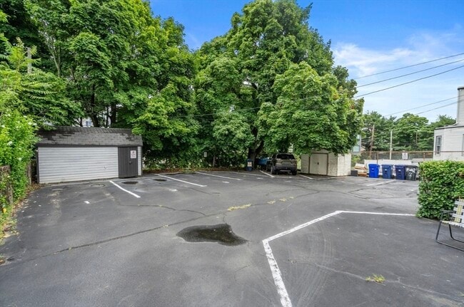 Building Photo - 838 Saratoga St