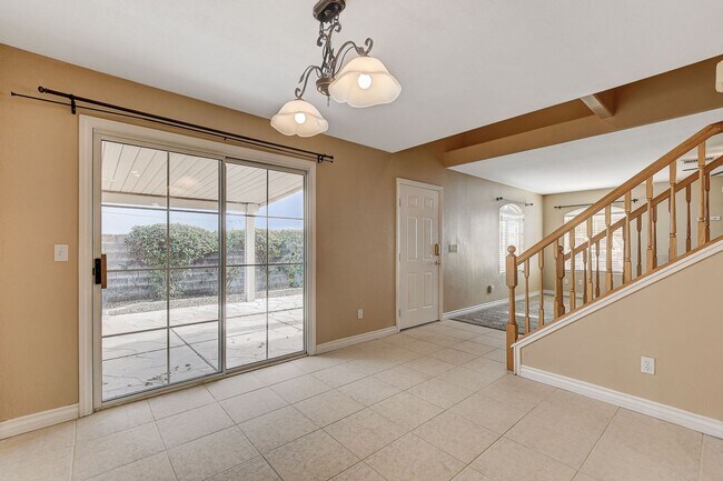 Building Photo - Spacious Townhome w/large yard! Near Summe...