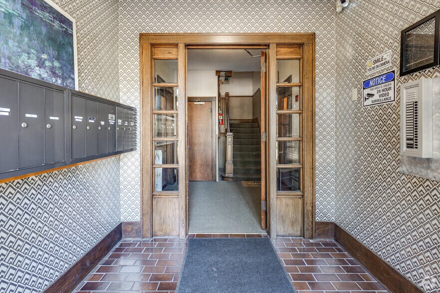 Lobby Entrance - 809 Douglas Ave