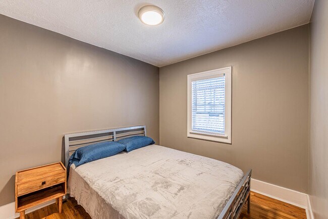 Building Photo - 722 Marquette Ave NW