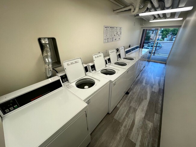 Building Photo - Cozy, Studio , 1 Bath Unit (Available Imme...