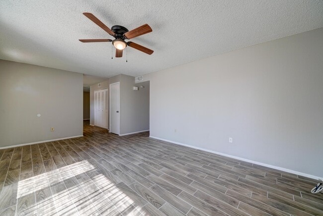 Building Photo - 5945 S Palm Dr