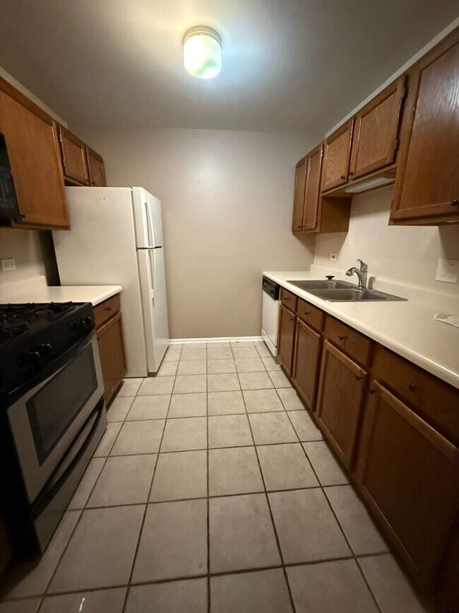 Building Photo - 320 Newport Ln