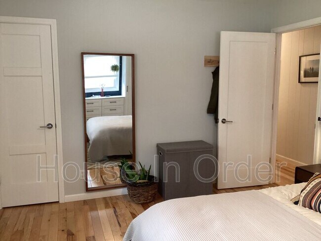 Building Photo - 23 Moore Ave