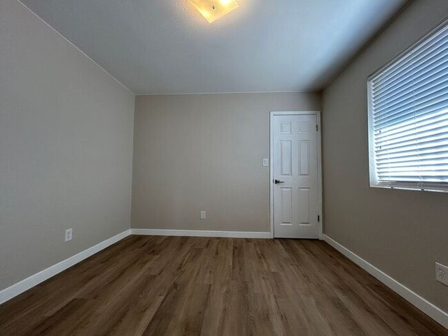 Building Photo - 540 W Del Campo Ave