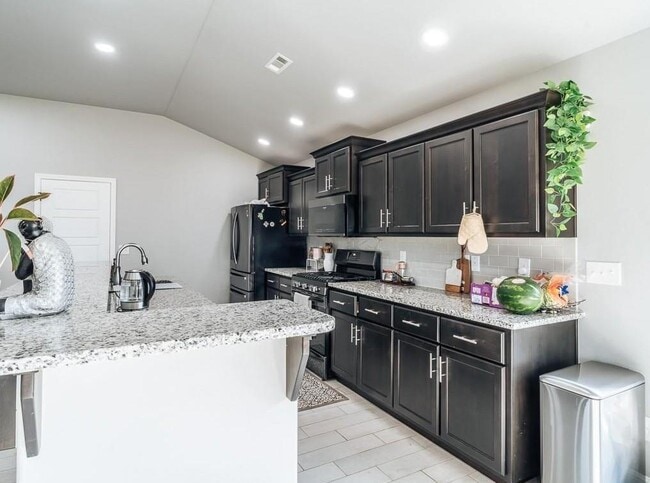 Building Photo - 910 Redfree Dr