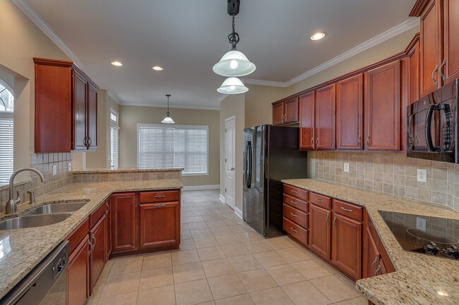 Building Photo - Huge 2 Homes in 1 with 2 full kitchens