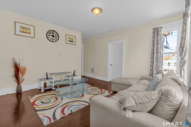 Building Photo - 766 George St