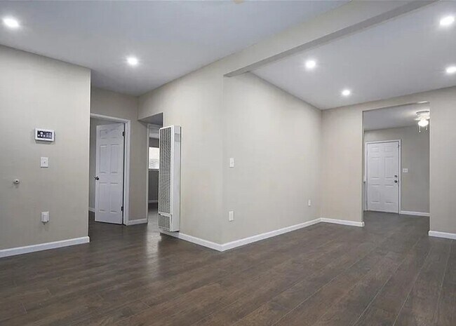 Building Photo - AVAILABLE NOW! LOVELY Remodeled 2 Bedroom ...