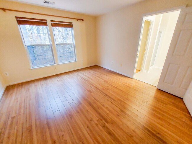 Building Photo - Charming and Updated 3BR/2.5BTH townhome in desirable Germantown, MD