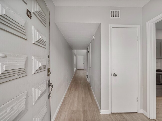 Building Photo - 2056 Augusta Dr