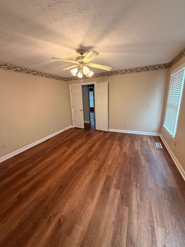 Building Photo - 3BR Home | Granite Kitchen | Fireplace | Deck | Fenced Yard