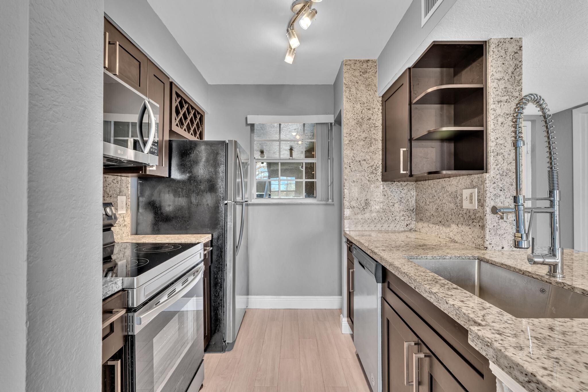 Building Photo - 2850 N Oakland Forest Dr