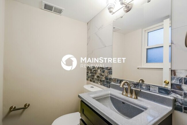 Building Photo - 4 Bedroom Pet-Friendly Home in FLORISSANT,...