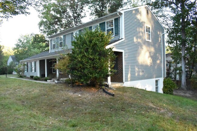 Building Photo - Welcome To Lake Ridge's Finest...