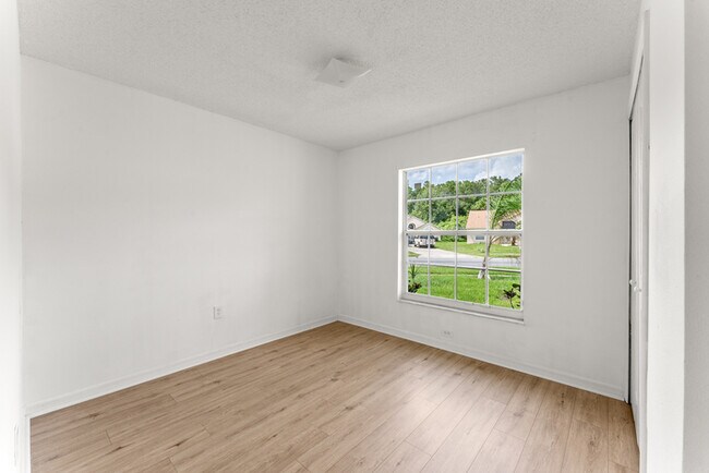 Building Photo - 3 bed with Solar heating Private Pool