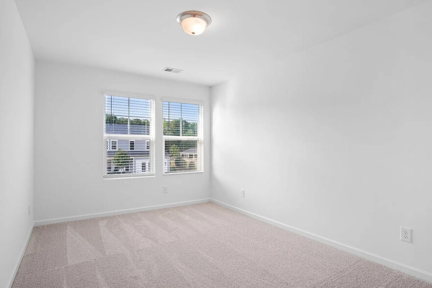 Building Photo - Room in House on Starmoss Ln