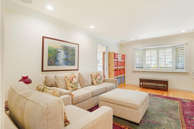 Building Photo - 121 Los Altos Ave