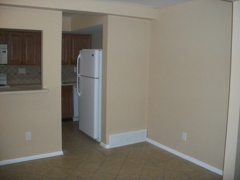 Kitchen - 88 Wexford Dr