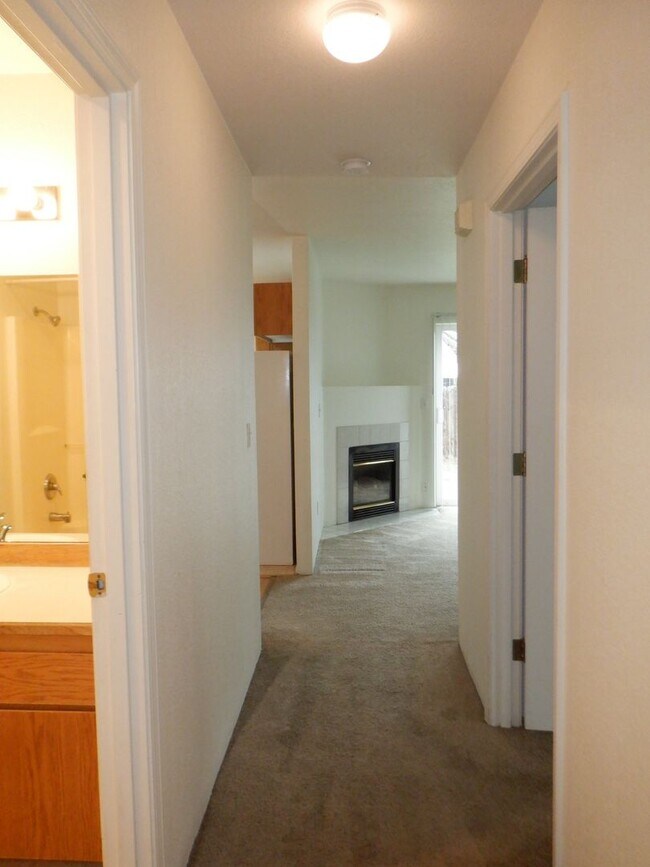 Building Photo - Single Level 2 Bed/2 Bath End Unit with Ga...