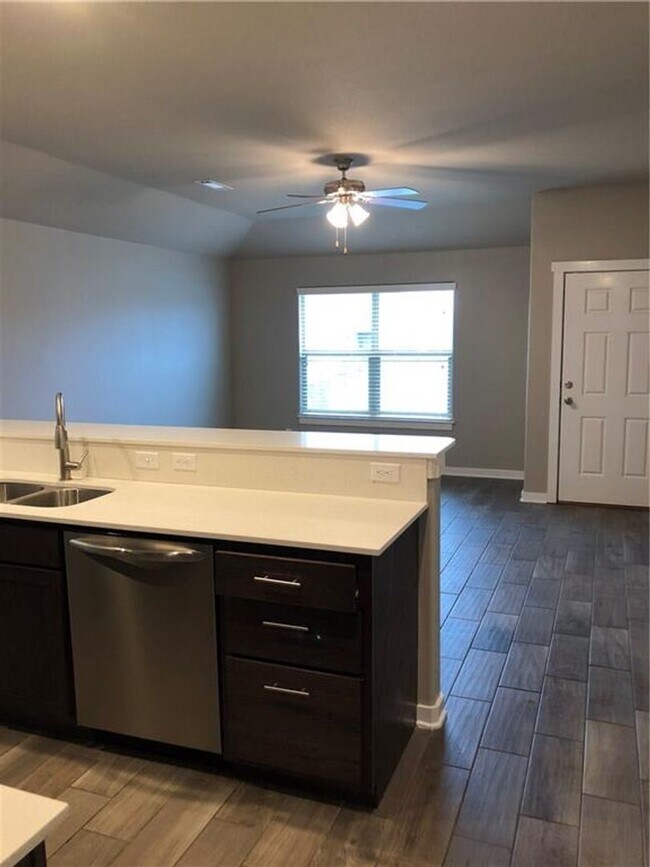 Building Photo - 504 W Weymouth