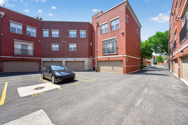 Building Photo - 1409 N Burling St