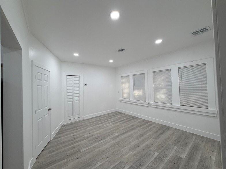 Building Photo - 1131 S N St