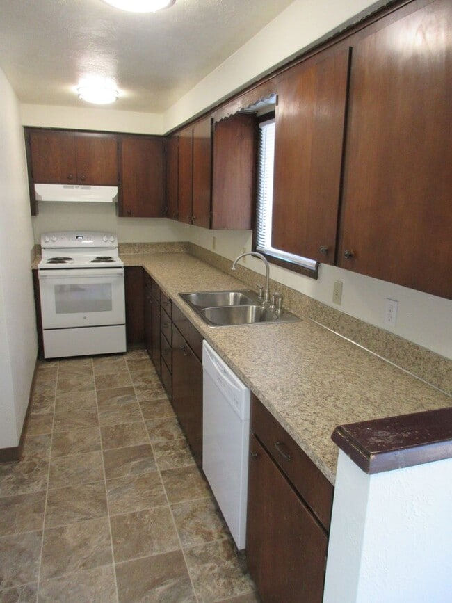 Building Photo - Two Bedroom Duplex w/ Garage