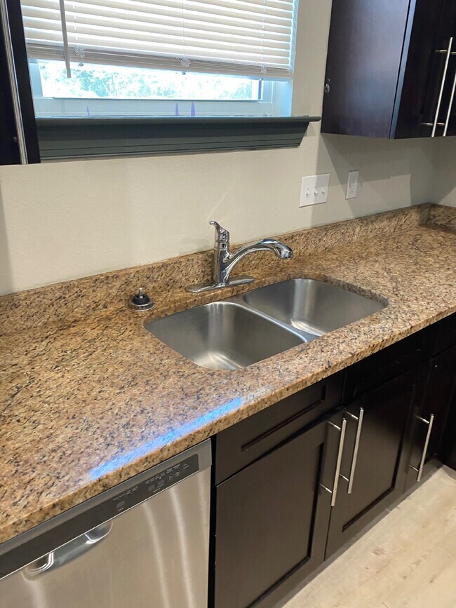 Building Photo - Now Leasing! Spacious 6-Bedroom, 6.5-Bathroom student house just minutes from campus. Only $650/m...